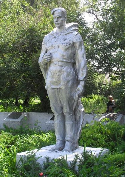 с. Глазово Шосткинского р-на. Памятник, установленный на братской могиле советских воинов и памятный знак погибшим землякам.
