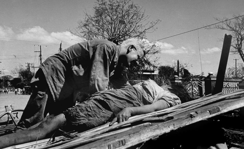 Американские военные у тела погибшей жительницы Манилы. Март 1945 г. 