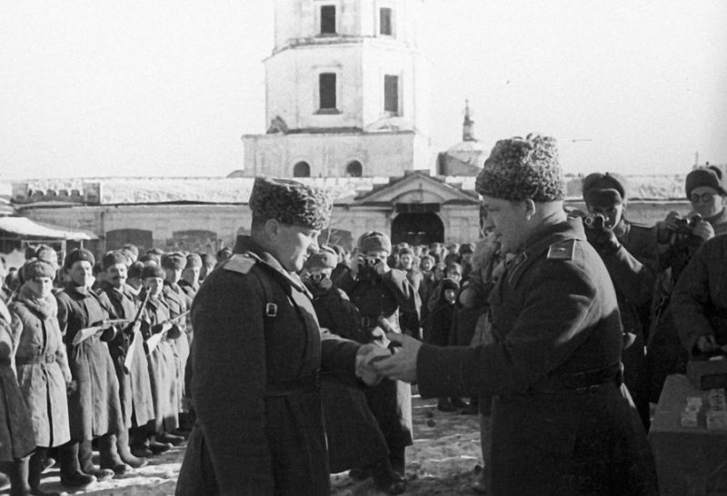 Член Военного совета 5-й армии генерал-майор П. Ф. Иванов вручает награды бойцам и офицерам. Март 1943 г.