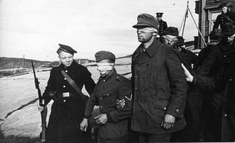 Моряки Северного флота и группа пленных немецких горных стрелков. Полярный, 1942 г. 