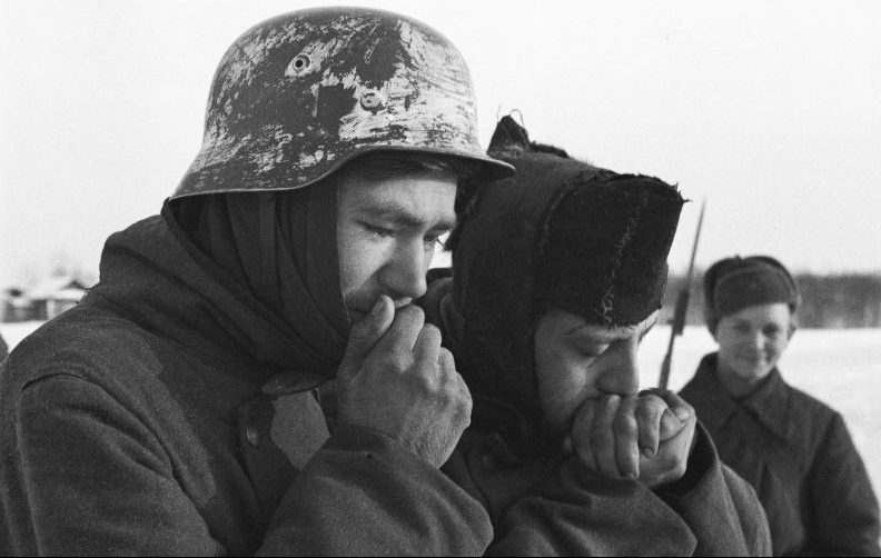 Немецкие солдаты, плененные на Калининском фронте, под конвоем красноармейцев. 1942 г.