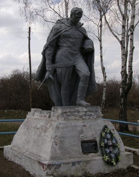 с. Красиловка Козелецкого р-на. Памятник, установленный в 1956 году на братской могиле, в которой похоронено 11 воинов, погибших при бомбардировке в сентябре 1943 года. 