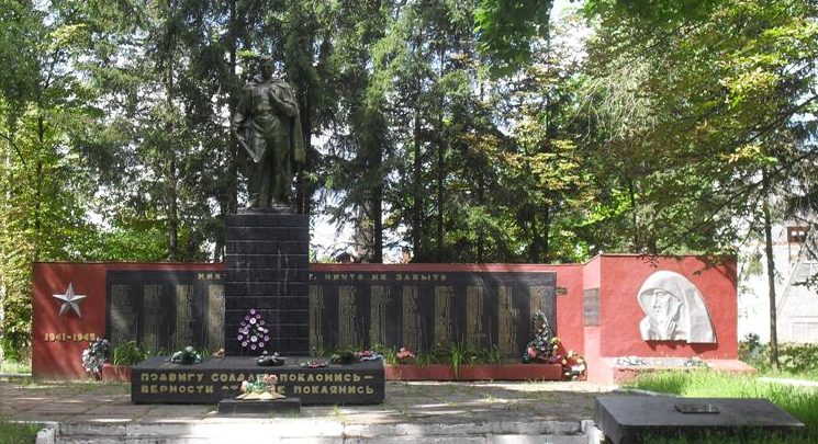 с. Клишки Шосткинского р-на. Мемориал, установленный в 1974 году на братской могиле, в которой похоронено 86 советских воинов, в т.ч. 20 неизвестных и памятник погибшим землякам.