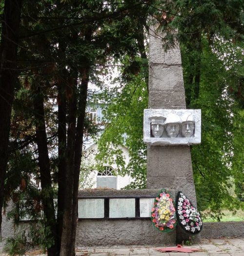 с. Белоцерковцы Бобровицкого р-на. Памятник, установленный в 1972 году 97 воинам-односельчанам, погибшим на фронтах Великой Отечественной войны.