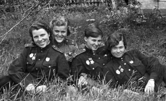 На отдыхе: Д. Никулина, Е. Руднева, Н. Меклин, И. Себрова. 1943 г. 