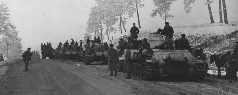 Танковая колонна 1-го Украинского фронта на марше по Житомирскому шоссе. Декабрь 1943 г.