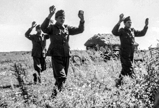 Венгерские солдаты сдаются в плен. Курская область, 1942 г.