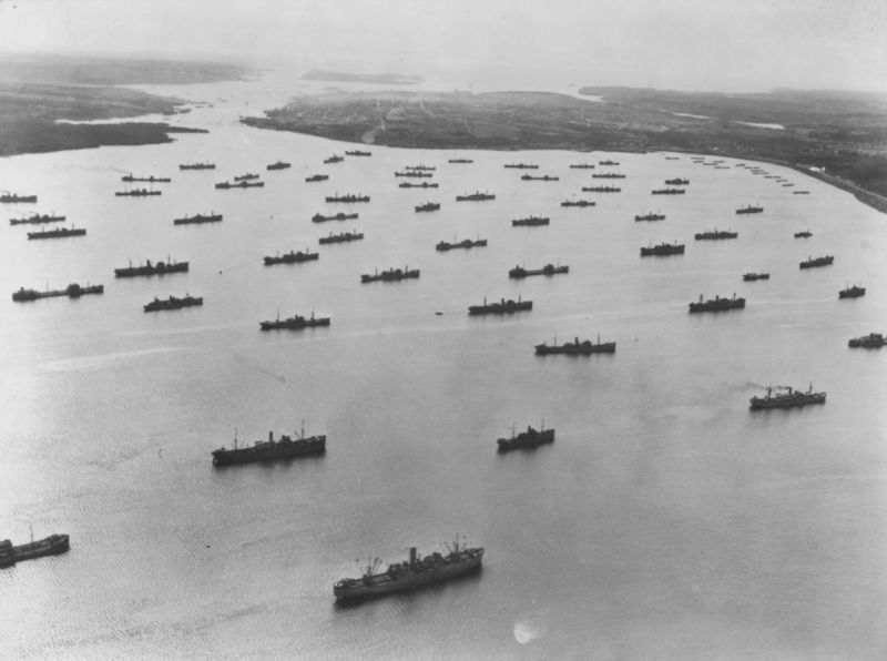 Суда союзного конвоя в гавани Бедфорд Бейсин в Галифаксе. 1942 г.