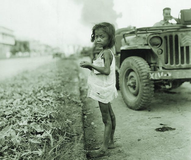 Филиппинские дети-сироты на улицах разрушенной Манилы. Май 1945 г. 