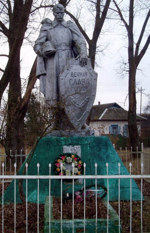 с. Политрудня Городнянского р-на. Братская могила советских воинов, погибших при обороне села в августе 1941 года и памятный знак воинам.