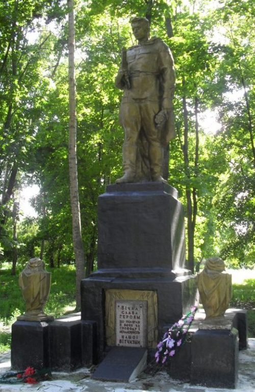 с. Лушники Шосткинского р-на. Памятник, установленный на братской могиле советских воинов.
