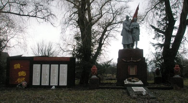  с. Маковое Шосткинского р-на. Памятник, установленный на братской могиле, в которой похоронено 47 советских воинов, в т.ч. 31 неизвестный, похороненных в сентябре 1943 года. 