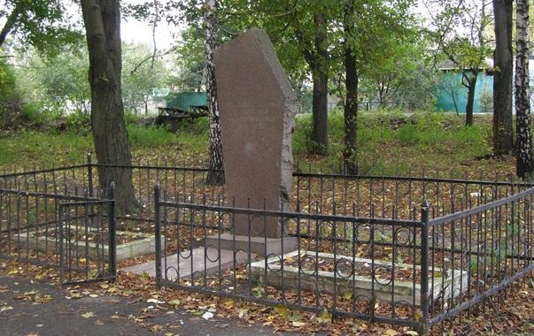г. Бобровица. Могила погибших при обороне села в сентябре 1941 году.