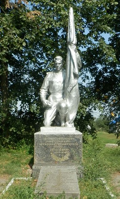г. Бобровица. Памятник, установленный на братской могиле воинов, погибших при освобождении села.