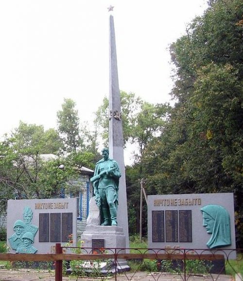 с. Солоновка Городнянского р-на. Памятник, установленный на братской могиле советских воинов, погибших при освобождении села в сентябре 1943 года и памятный знак воинам-односельчанам.