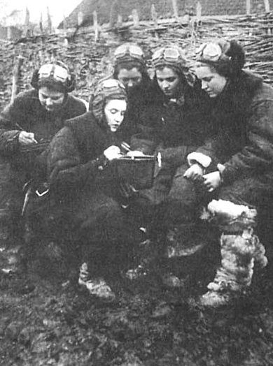 Л. Свистунова, Т. Макарова, О. Клюева, М Чечнева и Е. Хигуленко. 1943 г. 