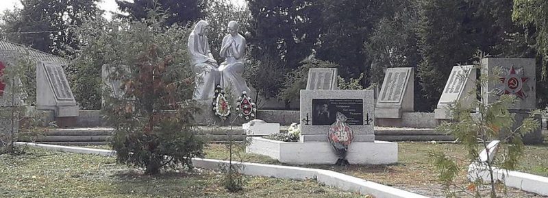 с. Великие Будки Недригайловского р-на. Мемориал на кладбище, установленный на братской могиле советских воинов и жертв фашизма.