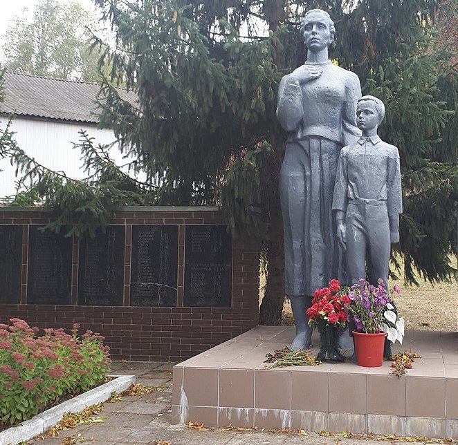 с. Новая Гребля Роменского р-на. Памятник, установленный на братской могиле советских воинов. 