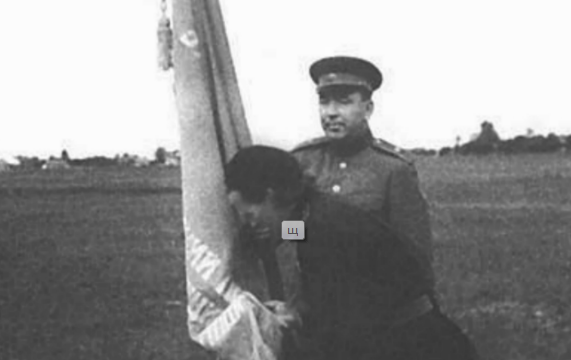 Вручение полку гвардейского знамени. 1943 г. 