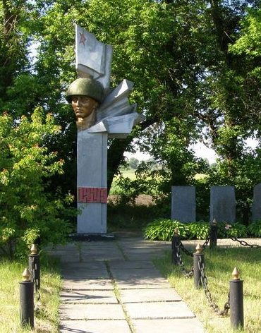 г. Бобровица. Братская могила 63 воинов, погибших при освобождении города. 