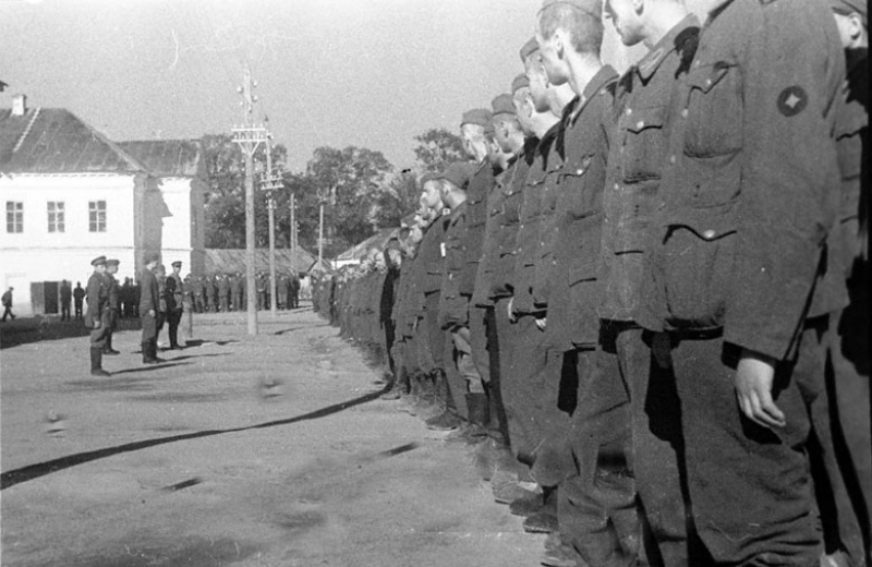 Военнопленные на утренней поверке в лагере для военнопленных. 1942 г. 