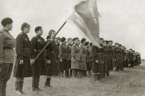 Вручение полку гвардейского знамени. 1943 г. 