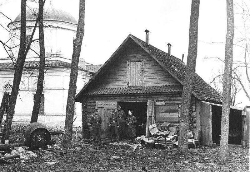 Дом у церкви Михаила Архангела. 1942 г.
