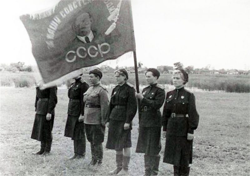 Вручение полку гвардейского знамени. 1943 г.