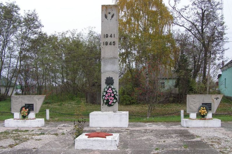 с. Браница Бобровицкого р-на. Памятник погибшим односельчанам.