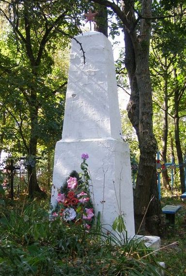 с. Моровск Козелецкого р-на. Братская могила неизвестных воинов, погибших при обороне села в 1941 году. 