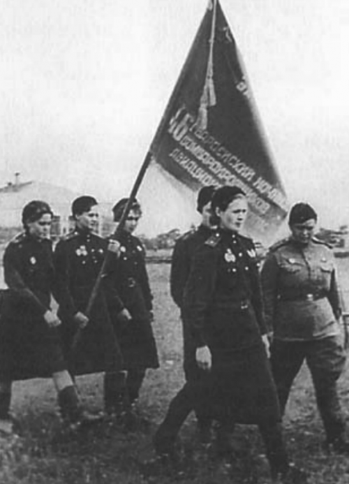 Вручение полку гвардейского знамени. 1943 г.