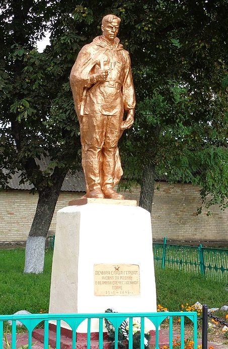 с. Бригинцы Бобровицкого р-на. Памятник, установленный в 1972 году на братской могиле советских воинов, погибших при освобождении села осенью 1943 года.