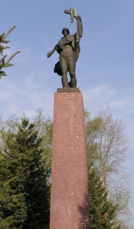 с. Тупичев Городнянского р-на. Памятник, установленный в 1975 году в честь 355 воинов-односельчан, погибших в годы войны.