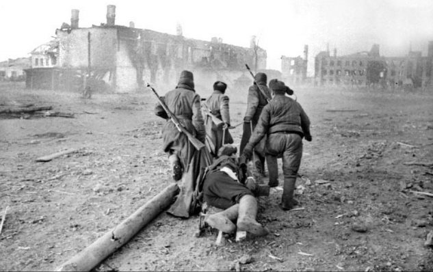 Эвакуация раненного. 1943 г.