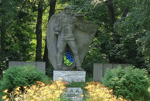 с. Веприк Бобровицкого р-на. Братская могила 3 мирных жителей, расстрелянных в 1943 году и памятник погибшим односельчанам.