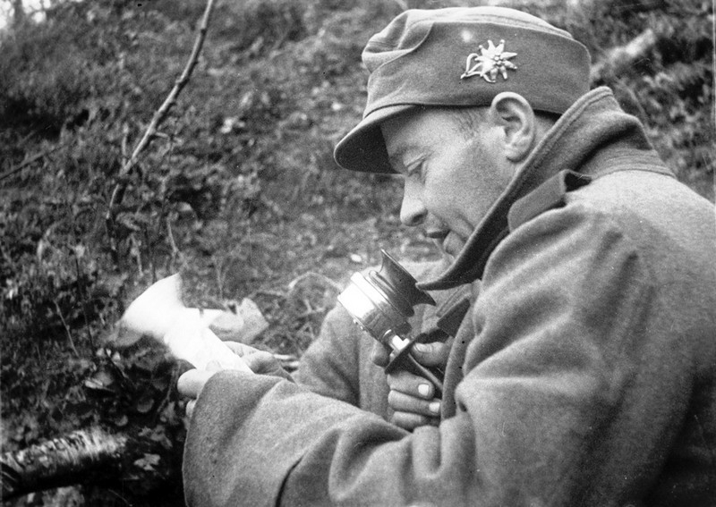 Пленный немецкий солдат выступает по радио с призывом бросить оружие и переходить на сторону Красной Армии. 1942 г. 