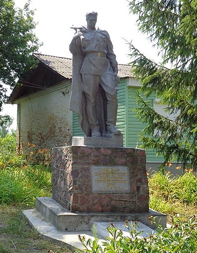 с. Вороньки Бобровицкого р-на. Памятник, установленный в 1967 году на братской могиле, в которой похоронено 2 советских воина, погибших в сентябре 1943 года. 