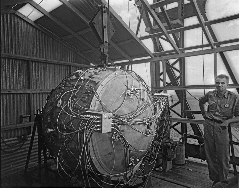 Атомная бомба «Штучка» во время подготовки для ядерных испытаний на полигоне Аламогордо с детонаторами диагностическим оборудованием. 15 июля 1945 г.