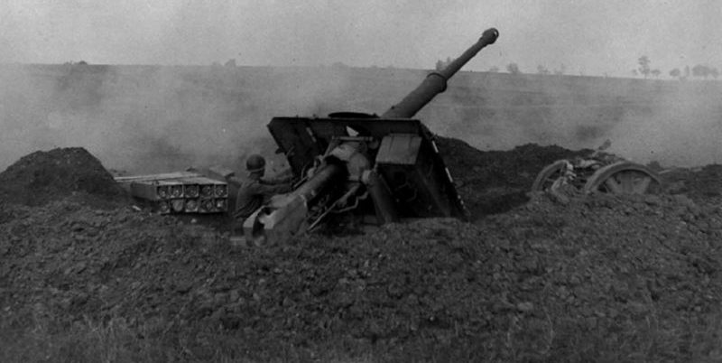 Трофейное немецкое 88-мм противотанковое орудие PaK 43 в районе города Мец, Франция. Сентябрь 1944 года.