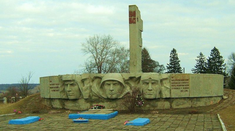 с. Иваница Недригайловского р-на. Памятник, установленный у братских могил партизан и советских воинов.