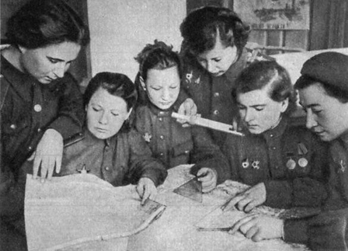 Штурманы за изучением карт. 1943 г.