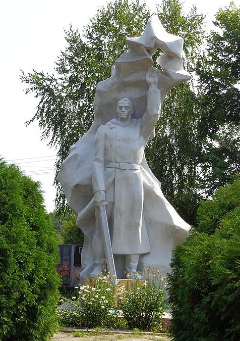 с. Вороньки Бобровицкого р-на. Памятник, установленный в 1986 году воинам-односельчанам и мирным жителям, погибшим во время оккупации и на фронтах войны.