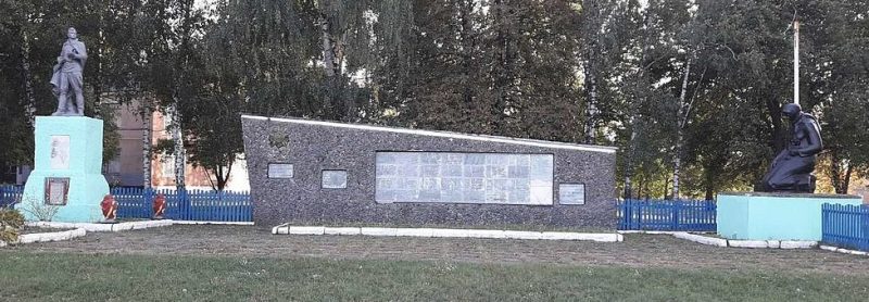 с. Козельное Недригайловского р-на. Мемориал, установленный на братской могиле воинов, погибших при освобождении села и памятный знак погибшим землякам.