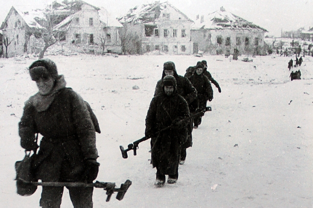 Красная Армия в городе. Январь 1943 г. 