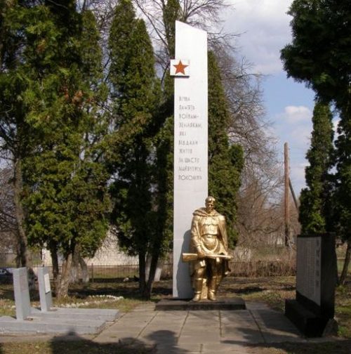 с. Гужовка Ичнянского р-на. Памятник у братских могил партизан и воинов и памятный знак погибшим односельчанам.