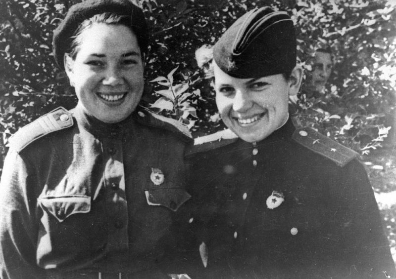 Штурман Елена Саликова и летчица Анна Высоцкая. 1943 г.