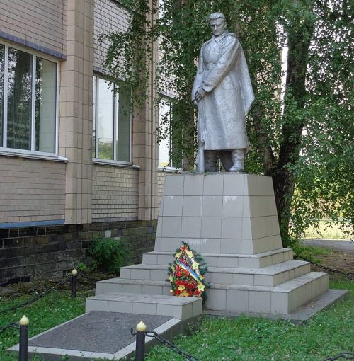 с. Казацкое Бобровицкого р-на. Могила советского воина, погибшего в 1943 году.