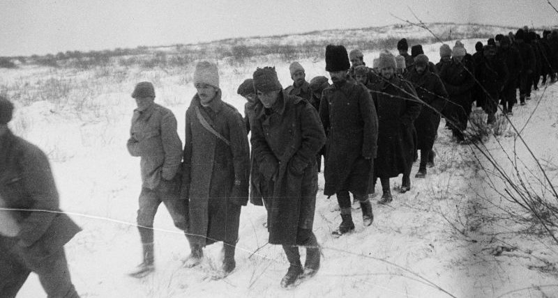Колонна румынских военнопленных, взятых в плен в районе станицы Распопинской под городом Калачом. 1942 г.