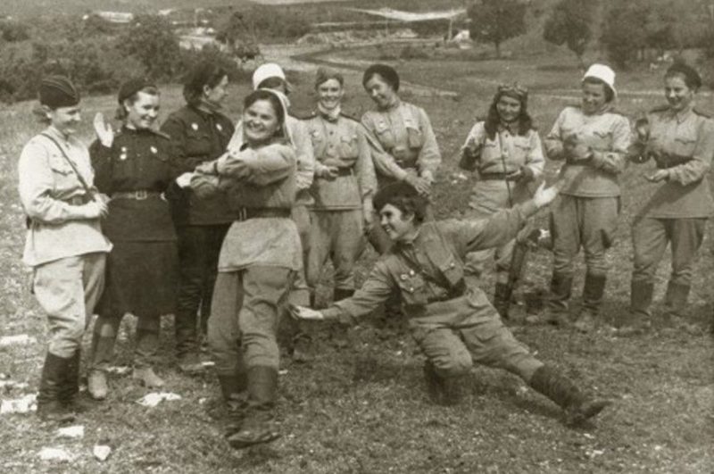 Новороссийск взят. Пляшут – Катя Рябова и Нина Данилова. Геленджик, 1943 г.