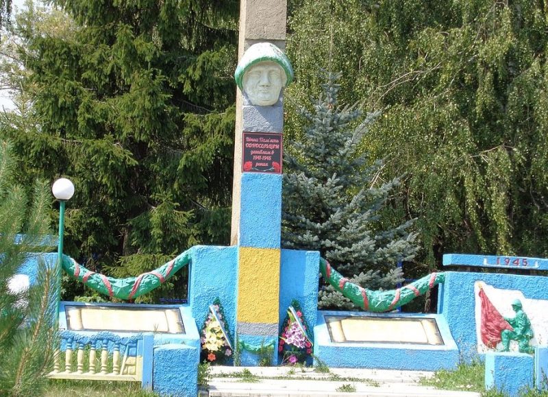 с. Казацкое Бобровицкого р-на. Памятник, установленный в 1971 году 286 воинам-односельчанам, погибшим в годы войны.